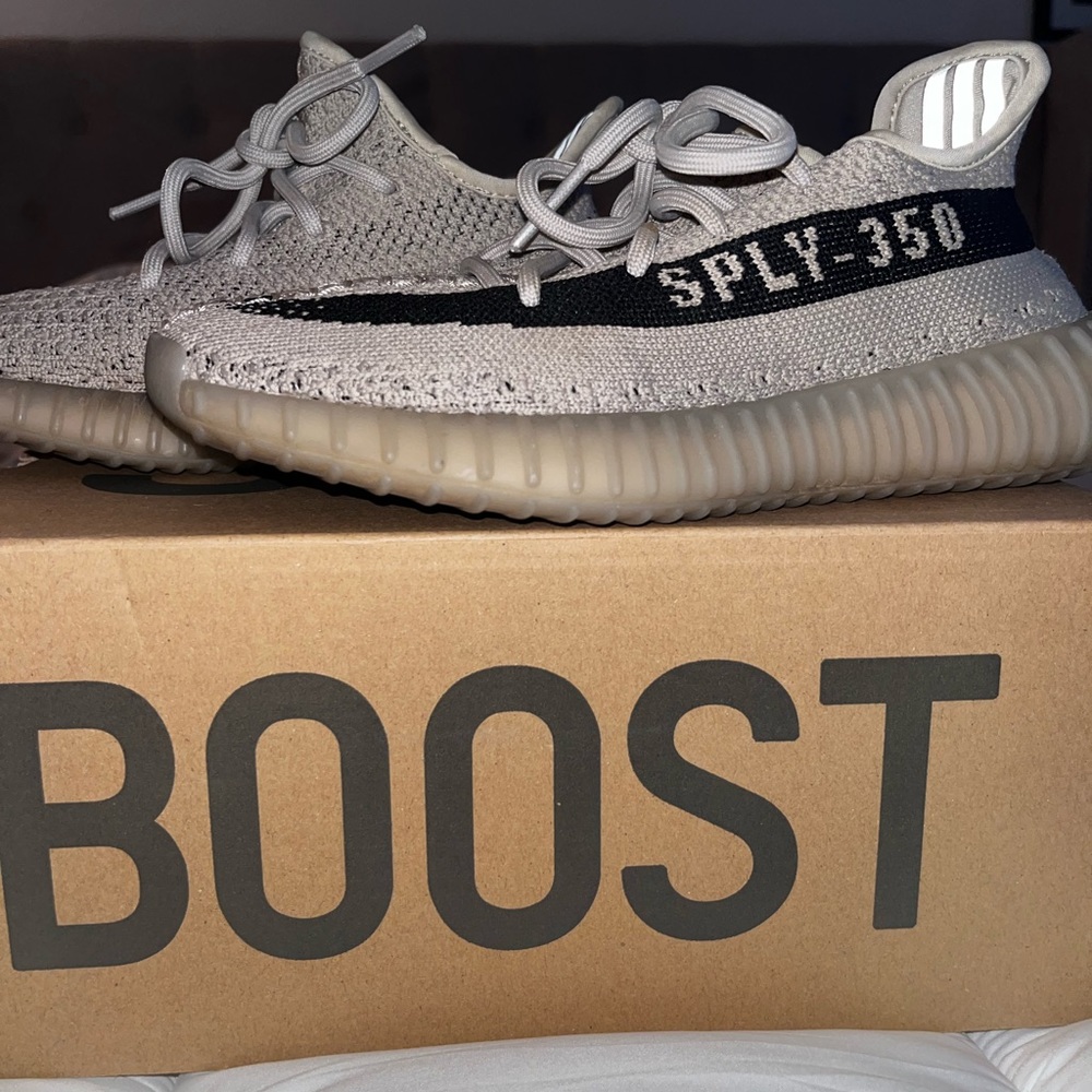 Yeezy Boost 350 V2 Black & Grey size US 4 Boys